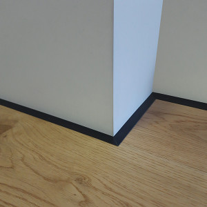 Скрытый плинтус Ликорн Микро Лайн С-05.25.3 Чёрный 5х15,5 мм (пог. м)