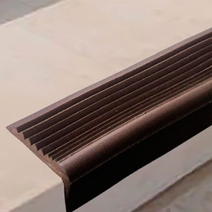 Угловая противоскользящая накладка на ступени Darvin PB4 Коричневая